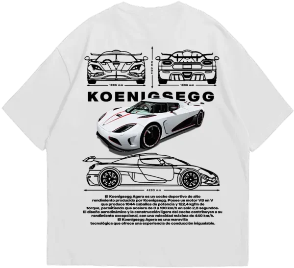 Polo negro oversize con diseño del Koenigsegg Agera. Incluye ilustraciones técnicas, dimensiones y una imagen del superdeportivo en color, destacando su potencia y aerodinámica.