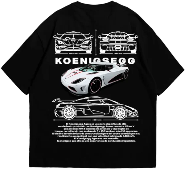 Polo negro oversize con diseño del Koenigsegg Agera. Incluye ilustraciones técnicas, dimensiones y una imagen del superdeportivo en color, destacando su potencia y aerodinámica.
