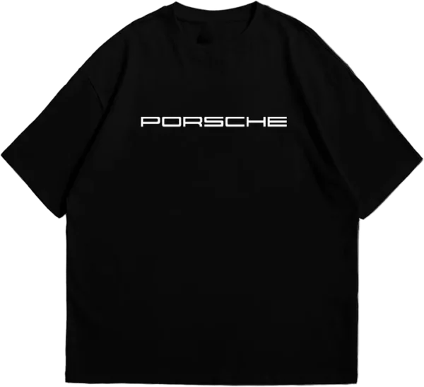 Polo negro oversize con diseño del Porsche 911 GT3 RS. Incluye ilustraciones técnicas con medidas, un perfil detallado y la imagen del auto en color con llantas rojas.