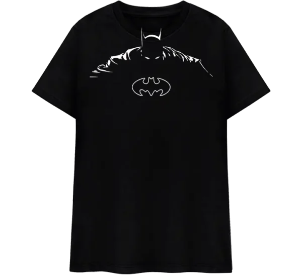Polo clásico negro con diseño de Batman en silueta oscura, con el logo icónico en el centro.