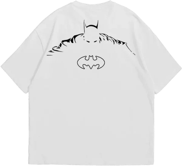 Polo oversize negro con diseño de Batman en silueta oscura, con el logo icónico en el centro.