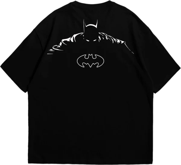 Polo oversize negro con diseño de Batman en silueta oscura, con el logo icónico en el centro.