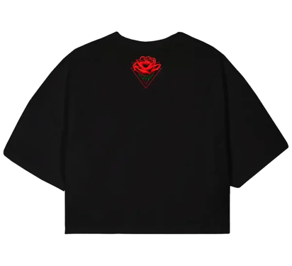 Polo crop con ilustración de rosas rojas vibrantes, la frase Eternal Beauty en tipografía elegante y detalles gráficos modernos. Diseño sofisticado y llamativo.