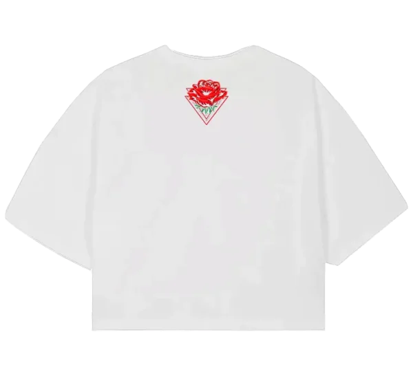 Polo crop con ilustración de rosas rojas vibrantes, la frase Eternal Beauty en tipografía elegante y detalles gráficos modernos. Diseño sofisticado y llamativo.
