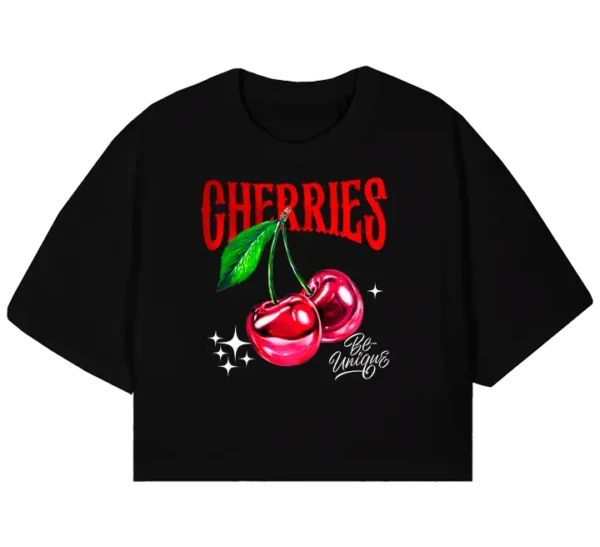 Polo crop con diseño de cerezas brillantes, tipografía roja estilo vintage con la palabra "CHERRIES" y el mensaje "Be Unique". Estilo juvenil y moderno.