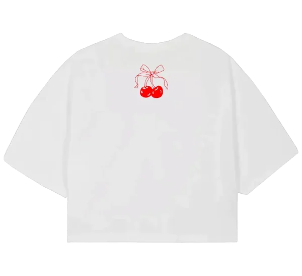 Polo crop con diseño de cerezas brillantes, tipografía roja estilo vintage con la palabra 