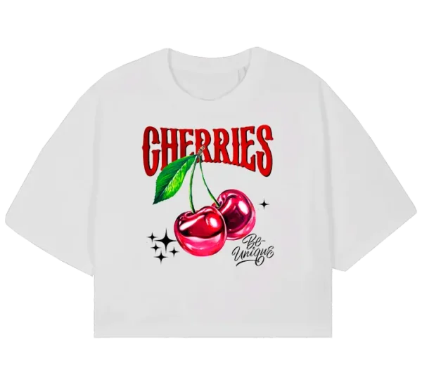 Polo crop con diseño de cerezas brillantes, tipografía roja estilo vintage con la palabra "CHERRIES" y el mensaje "Be Unique". Estilo juvenil y moderno.