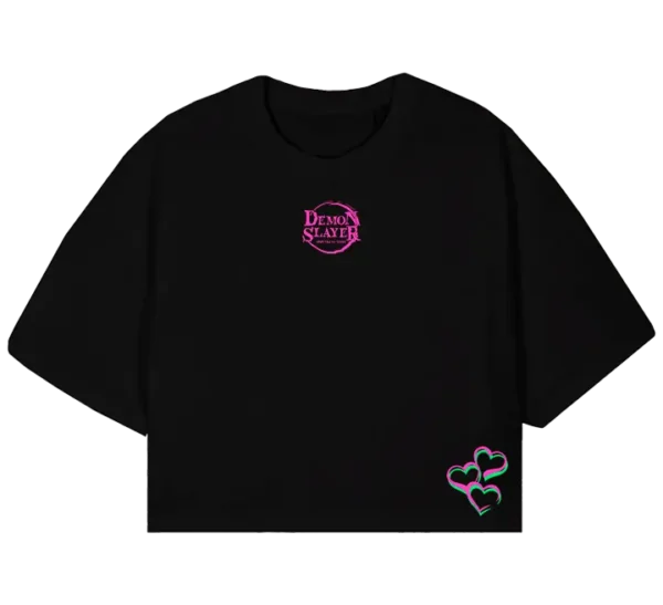 Polo crop con ilustraciones dinámicas de Mitsuri Kanroji, la Pilar del Amor de Kimetsu no Yaiba, en escenas de combate con efectos de colores brillantes y detalles futuristas. Diseño moderno y urbano.