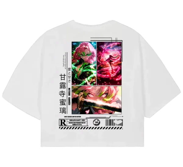 Polo crop con ilustraciones dinámicas de Mitsuri Kanroji, la Pilar del Amor de Kimetsu no Yaiba, en escenas de combate con efectos de colores brillantes y detalles futuristas. Diseño moderno y urbano.