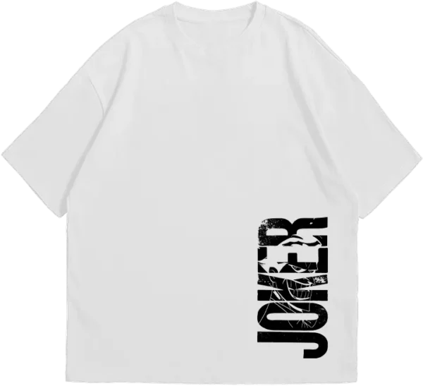 Polo oversize negro con diseño vertical de Joker en blanco, con una tipografía desgastada y su sonrisa siniestra.