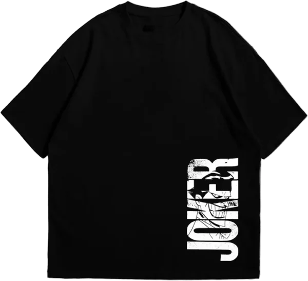 Polo oversize negro con diseño vertical de Joker en blanco, con una tipografía desgastada y su sonrisa siniestra.
