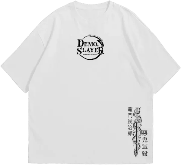 Polo oversize negro con diseño de Tanjiro Kamado de Kimetsu no Yaiba. Estampado con ilustraciones del personaje en llamas y detalles en japonés. Ideal para fans de Demon Slayer.