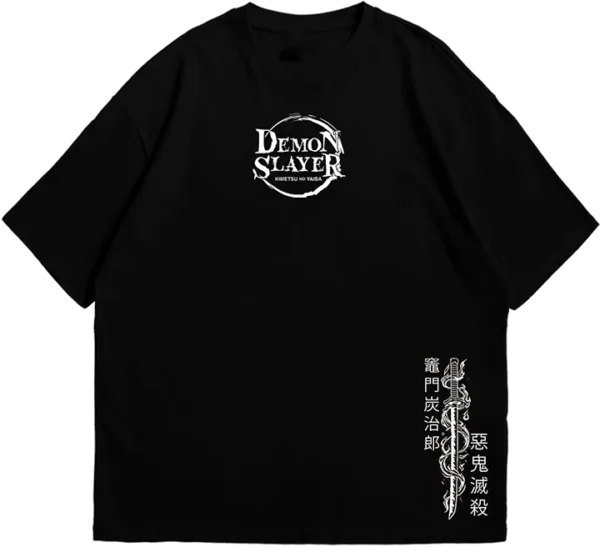 Polo oversize negro con diseño de Tanjiro Kamado de Kimetsu no Yaiba. Estampado con ilustraciones del personaje en llamas y detalles en japonés. Ideal para fans de Demon Slayer.