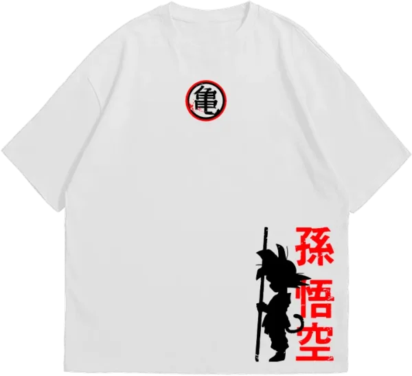 Polo oversize negro con diseño de Goku Ultra Instinto, fondo rojo y estilo anime impactante.