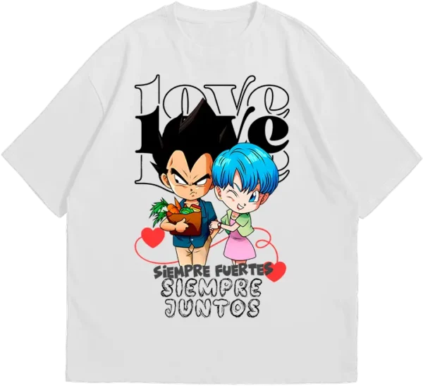 Polo negro con diseño de Vegeta y Bulma estilo chibi, inspirado en Dragon Ball. La ilustración muestra a Vegeta con una expresión seria cargando una canasta de verduras, mientras Bulma lo abraza sonriente. Incluye el texto 'Love' en el fondo y 'Siempre fuertes, siempre juntos' en la parte inferior. Ideal para parejas y fanáticos del anime.