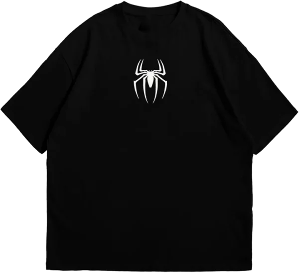 Polo oversize negro con diseño de Spider-Man en un estilo urbano y grafiti, con capucha y zapatillas deportivas.