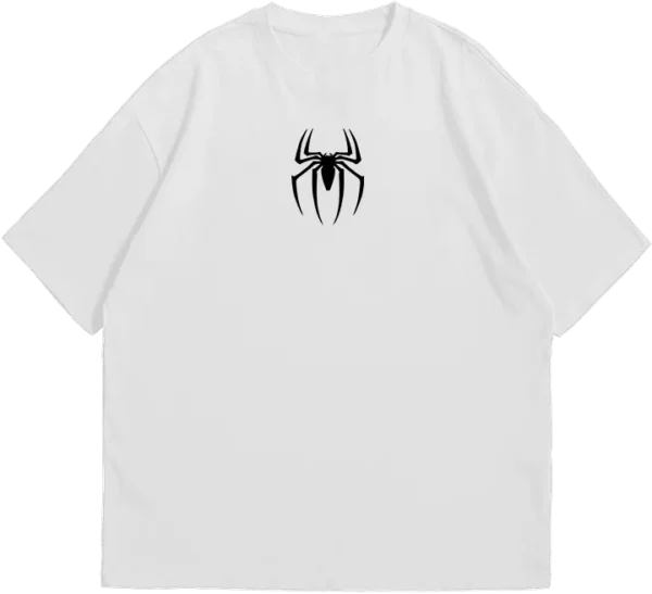 Polo oversize negro con diseño de Spider-Man en un estilo urbano y grafiti, con capucha y zapatillas deportivas.