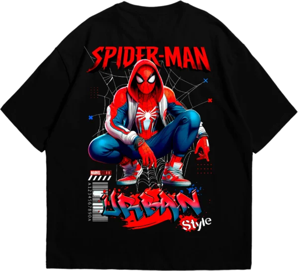 Polo oversize negro con diseño de Spider-Man en un estilo urbano y grafiti, con capucha y zapatillas deportivas.