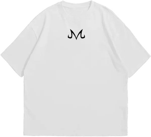 Polo blanco oversize con diseño de Vegeta Super Saiyajin. Ilustración a color con viñetas de manga en blanco y negro, destacando la intensidad del personaje en Dragon Ball.