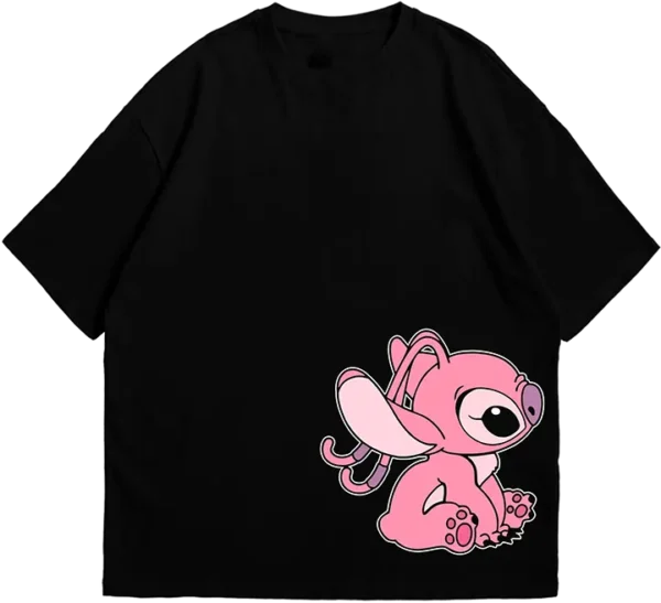 Polo Stitch y Angel – Amor Incondicional Demuestra tu amor con este adorable polo de Stitch y Angel. Un diseño tierno y vibrante que captura la esencia de esta icónica pareja extraterrestre.