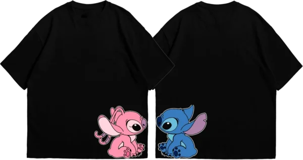 Polo Stitch y Angel – Amor Incondicional Demuestra tu amor con este adorable polo de Stitch y Angel. Un diseño tierno y vibrante que captura la esencia de esta icónica pareja extraterrestre.
