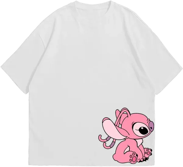Polo Stitch y Angel – Amor Incondicional Demuestra tu amor con este adorable polo de Stitch y Angel. Un diseño tierno y vibrante que captura la esencia de esta icónica pareja extraterrestre.