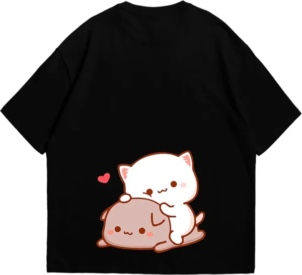 Polo oversize negro con ilustraciones de gatos kawaii: uno huyendo con expresión traviesa y otro persiguiéndolo con una chancla, acompañado de texto en chino.