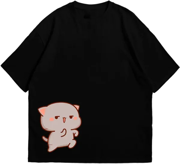 Polo oversize negro con ilustraciones de gatos kawaii: uno huyendo con expresión traviesa y otro persiguiéndolo con una chancla, acompañado de texto en chino.