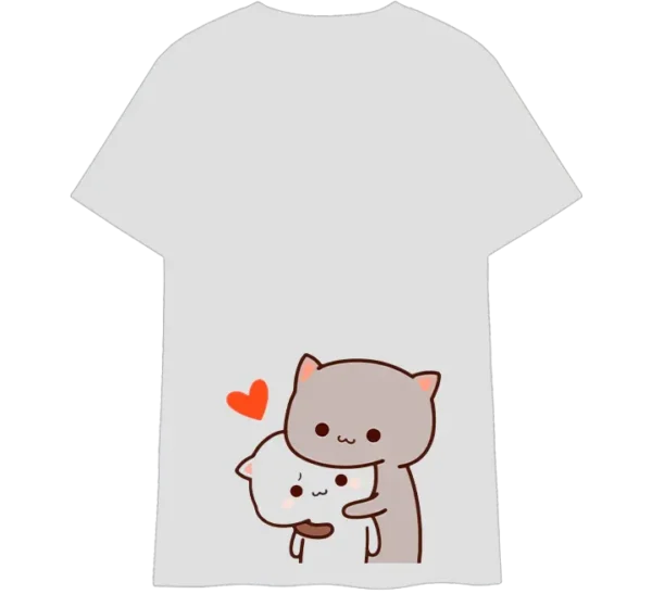 Polo con ilustraciones de gatos kawaii: uno huyendo con expresión traviesa y otro persiguiéndolo con una chancla, acompañado de texto en chino.