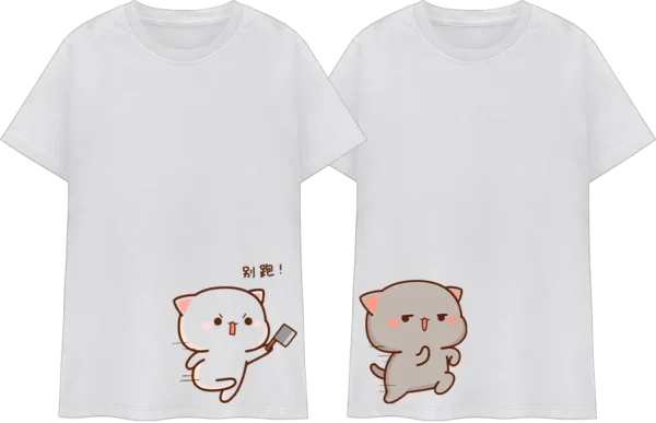 Polo con ilustraciones de gatos kawaii: uno huyendo con expresión traviesa y otro persiguiéndolo con una chancla, acompañado de texto en chino.
