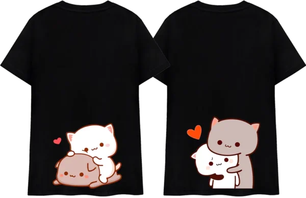 Polo con ilustraciones de gatos kawaii: uno huyendo con expresión traviesa y otro persiguiéndolo con una chancla, acompañado de texto en chino.