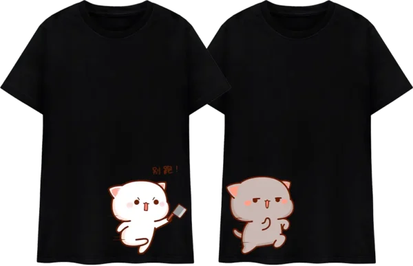 Polo con ilustraciones de gatos kawaii: uno huyendo con expresión traviesa y otro persiguiéndolo con una chancla, acompañado de texto en chino.