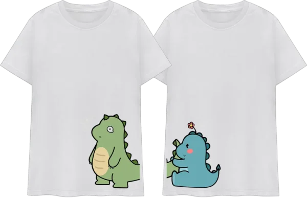 Polo Pareja Dino Love – Amor Jurásico 🦖💕 Demuestra tu amor con este tierno set de polos de dinosaurios. Con un diseño divertido y encantador, estos polos representan a una dino enamorada ofreciendo una flor a su pareja, quien se muestra sorprendido