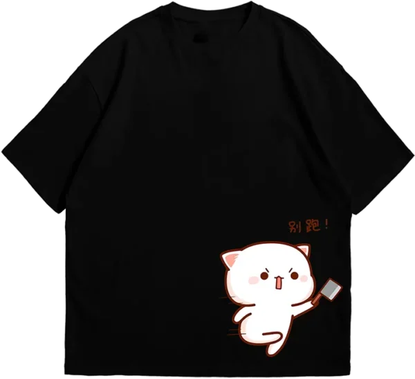 Polo oversize negro con ilustraciones de gatos kawaii: uno huyendo con expresión traviesa y otro persiguiéndolo con una chancla, acompañado de texto en chino.