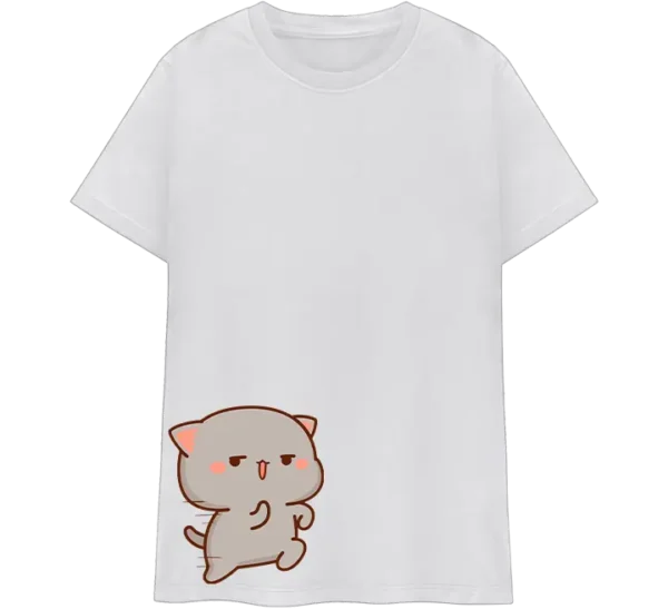 Polo con ilustraciones de gatos kawaii: uno huyendo con expresión traviesa y otro persiguiéndolo con una chancla, acompañado de texto en chino.