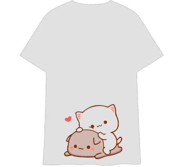 Polo con ilustraciones de gatos kawaii: uno huyendo con expresión traviesa y otro persiguiéndolo con una chancla, acompañado de texto en chino.