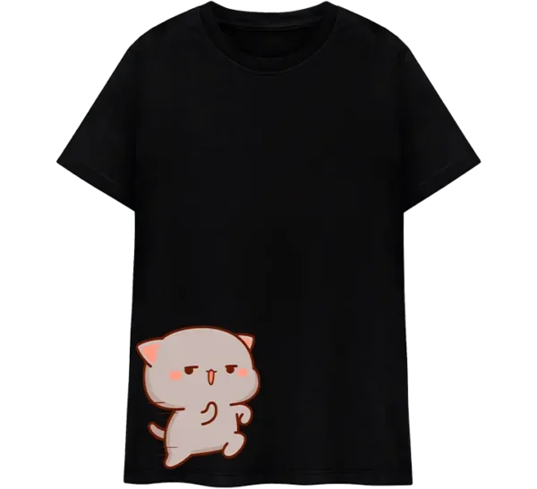 Polo con ilustraciones de gatos kawaii: uno huyendo con expresión traviesa y otro persiguiéndolo con una chancla, acompañado de texto en chino.