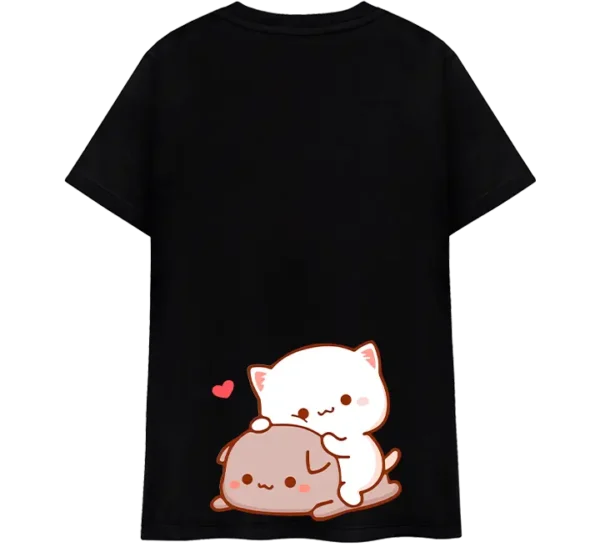 Polo con ilustraciones de gatos kawaii: uno huyendo con expresión traviesa y otro persiguiéndolo con una chancla, acompañado de texto en chino.