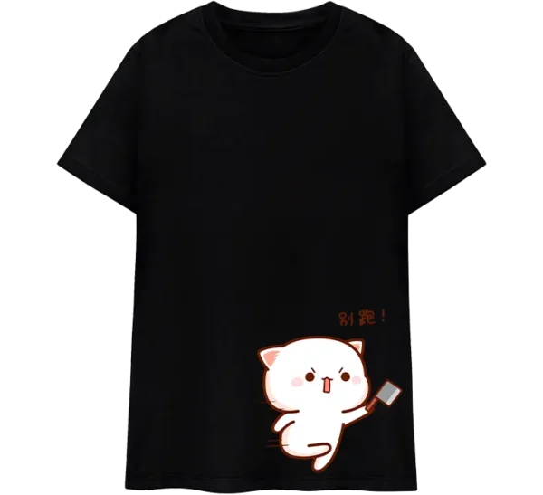 Polo con ilustraciones de gatos kawaii: uno huyendo con expresión traviesa y otro persiguiéndolo con una chancla, acompañado de texto en chino.