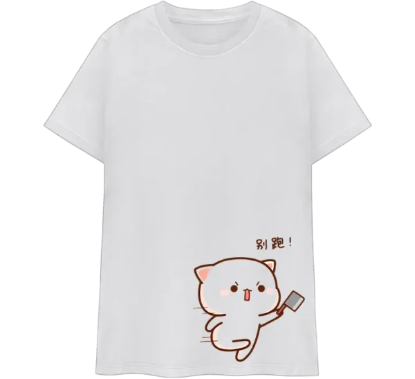 Polo con ilustraciones de gatos kawaii: uno huyendo con expresión traviesa y otro persiguiéndolo con una chancla, acompañado de texto en chino.