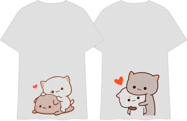 Polo con ilustraciones de gatos kawaii: uno huyendo con expresión traviesa y otro persiguiéndolo con una chancla, acompañado de texto en chino.