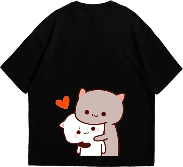 Polo oversize negro con ilustraciones de gatos kawaii: uno huyendo con expresión traviesa y otro persiguiéndolo con una chancla, acompañado de texto en chino.