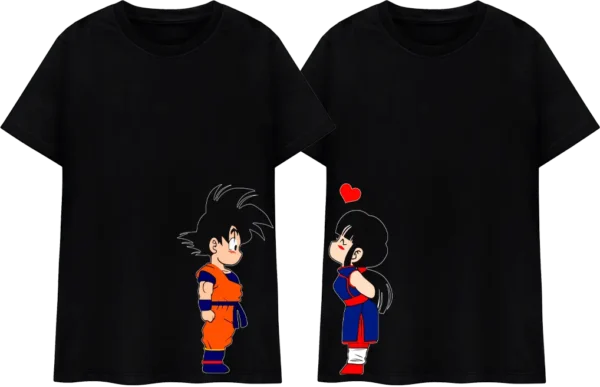 Polos para pareja con diseño inspirado en personajes de anime en estilo chibi. Camisetas negras de algodón con estampado romántico de Goku y Milk mirándose. Ropa combinada ideal para fans del anime y la cultura geek.