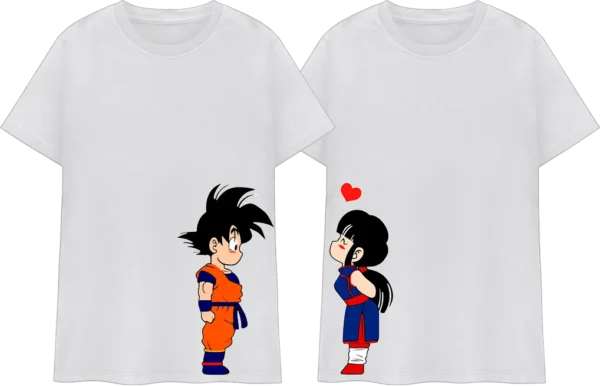 Polos para pareja con diseño inspirado en personajes de anime en estilo chibi. Camisetas negras de algodón con estampado romántico de Goku y Milk mirándose. Ropa combinada ideal para fans del anime y la cultura geek.