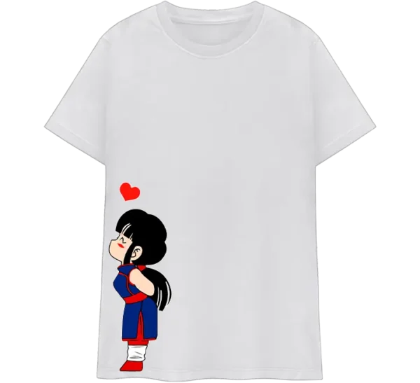 Polos para pareja con diseño inspirado en personajes de anime en estilo chibi. Camisetas negras de algodón con estampado romántico de Goku y Milk mirándose. Ropa combinada ideal para fans del anime y la cultura geek.