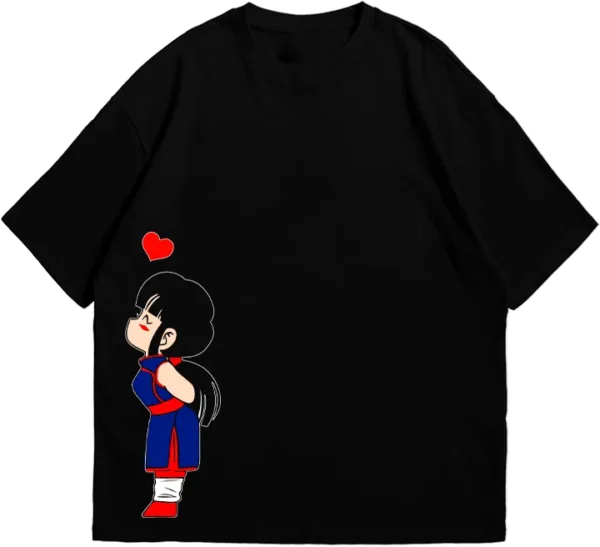 Polos para pareja con diseño inspirado en personajes de anime en estilo chibi. Camisetas negras de algodón con estampado romántico de Goku y Milk mirándose. Ropa combinada ideal para fans del anime y la cultura geek.