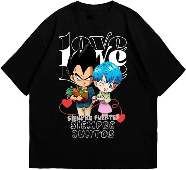 Polo negro con diseño de Vegeta y Bulma estilo chibi, inspirado en Dragon Ball. La ilustración muestra a Vegeta con una expresión seria cargando una canasta de verduras, mientras Bulma lo abraza sonriente. Incluye el texto 'Love' en el fondo y 'Siempre fuertes, siempre juntos' en la parte inferior. Ideal para parejas y fanáticos del anime.