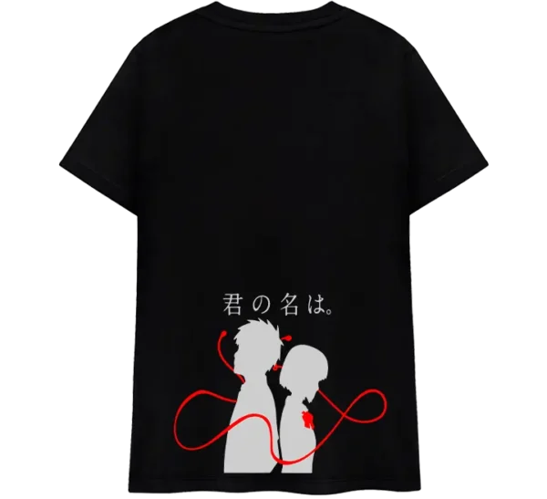 Polo con diseño minimalista de siluetas de los protagonistas de 'Your Name' unidos por el hilo rojo del destino, con texto en japonés.