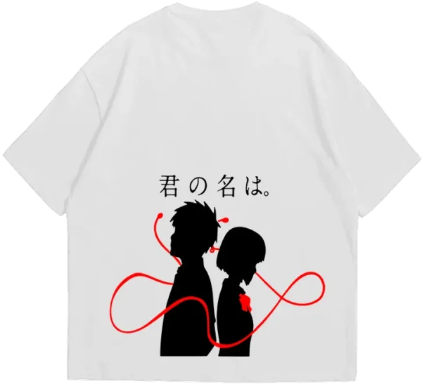 Polo oversize negro con diseño minimalista de siluetas de los protagonistas de 'Your Name' unidos por el hilo rojo del destino, con texto en japonés.
