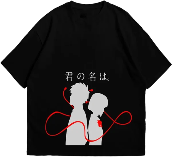 Polo con diseño minimalista de siluetas de los protagonistas de 'Your Name' unidos por el hilo rojo del destino, con texto en japonés.